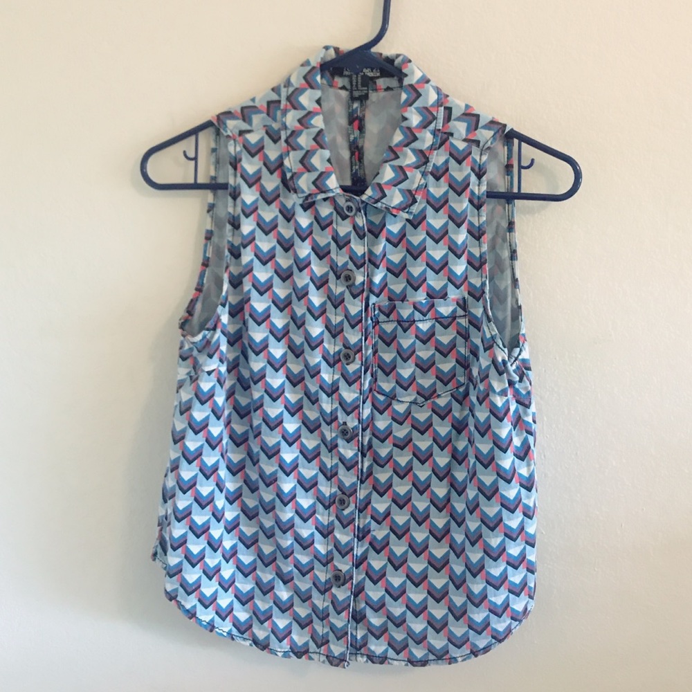 Geometric pattern sleeveless button down!!